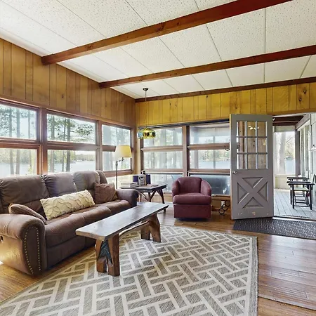 A Voyageur View Villa